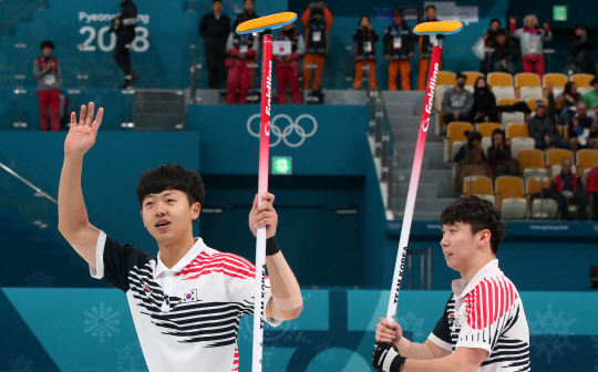 [올림픽] 오늘은 이겼다  19일 오후 강원 강릉컬링센터에서 열린 2018 평창동계올림픽 남자 컬링 예선 7차전 대한민국과 이탈리아의 경기. 한국팀의 이기복(왼쪽), 오은수가 승리를 확정지은 후 관중석을 향해 인사하고 있다.